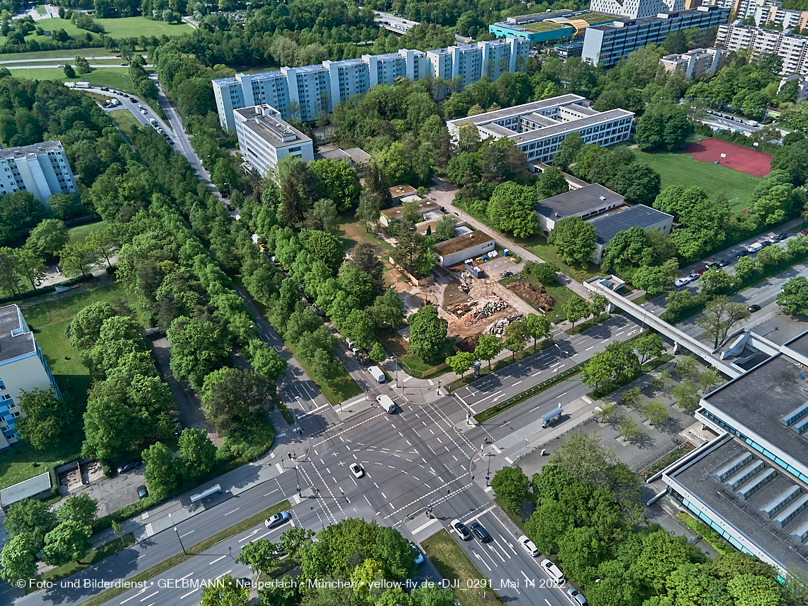 14.05.2022 - Luftbilder von der Baustelle Haus für Kinder in Neuperlach